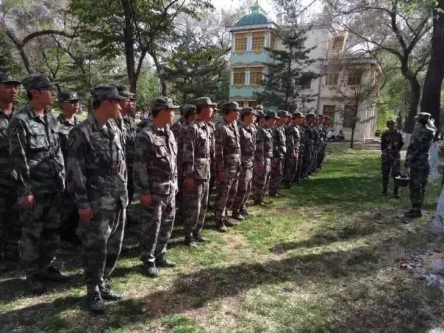 哈石油大学生民兵团齐聚松花江畔为全市端午节踏青人员的出行安全保驾护航